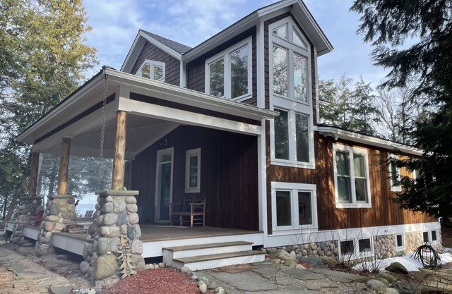 Private Beach House on 400 ft of Lake Michigan beach, 4 wooded acres, no stairs