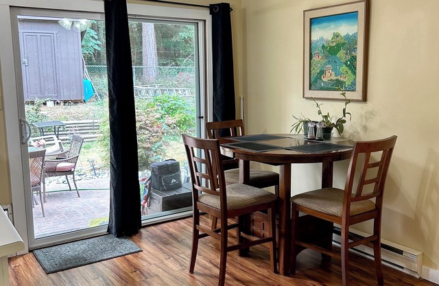 Ermäßigte monatliche Rate auf einem voll möblierten 1.100 qm, 1-Bett-Haus in Qualicum