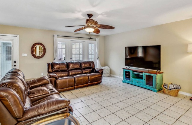 *Reduced Rates* - N. Pensacola Updated Townhome - Convenient to Airport & Hospitals - Fast WiFi