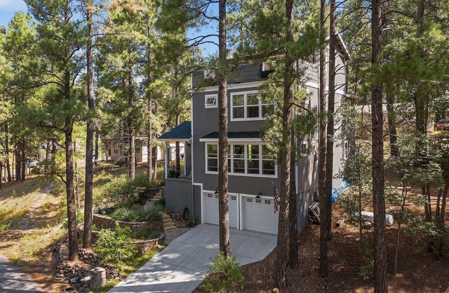 Reduced rates: Our chic home sleeps 9, has hot tub and 3rd floor balcony