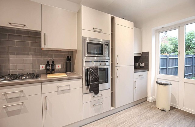 Redwald House (Sleeps 12) w/ Garden, Smart TV and Free Parking by Yoko Property