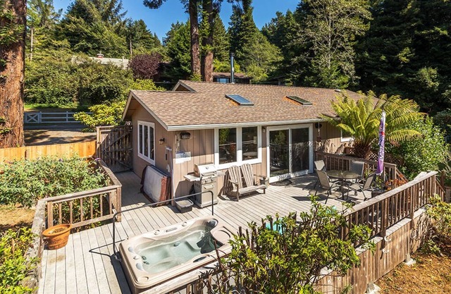 Redwood Beach Retreat - Hot Tub, Walk to Beach, 3 King beds!
