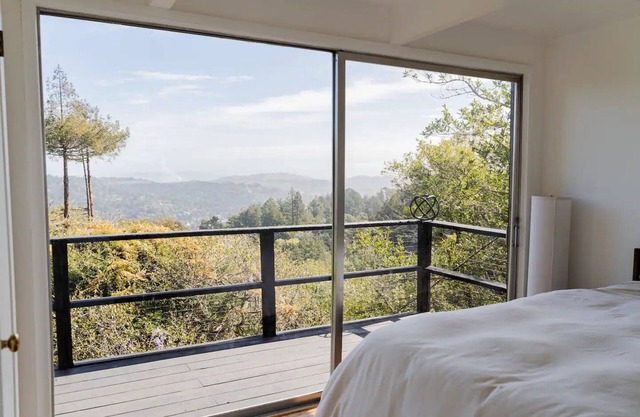 Redwood Forest Bungalow In Town with Deck Views