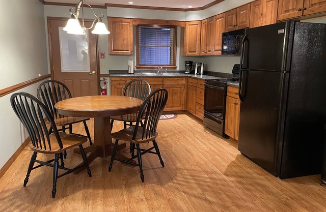 Redwood Inn & Suites - Apartment B - impeccably clean motel between CDP & ASV