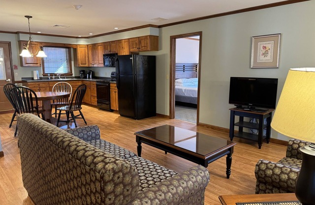 Redwood Inn & Suites - Apartment C - impeccably clean motel between CDP & ASV