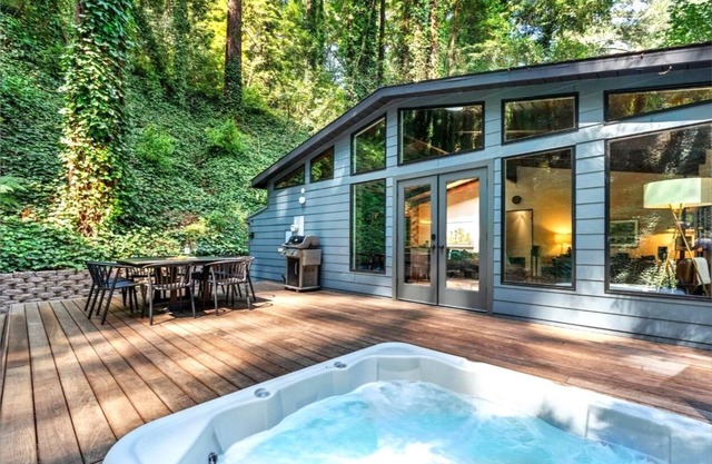 RedwoodHollow:5-Star Rave Reviews!Enchanting Forest Home-Redwoods-HotTub/WiFi