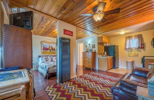 Reed's Place Mid-town On River! - Optional HOT TUB
