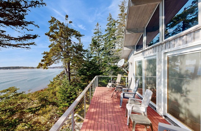 Reed Shore Cottage | Oceanfront house in Bass Harbor with direct beach access
