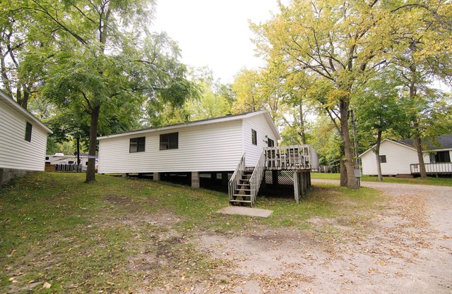 Reel 'Em Inn, a spacious 4BR cabin with queens in every room at Riverside Resort