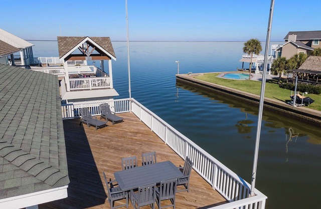 Lighthouse Viewing Room - Almost Bayfront