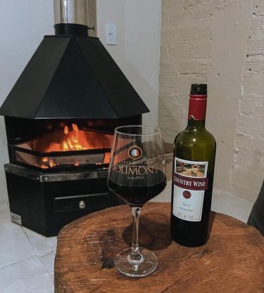 Refúgio com hidro, lareira e jardim em Três Coroas