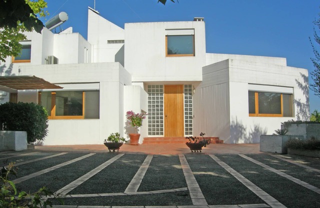 Raffinierte Villa mit modernem Architekturdesign in typisch apulischer Landschaft.