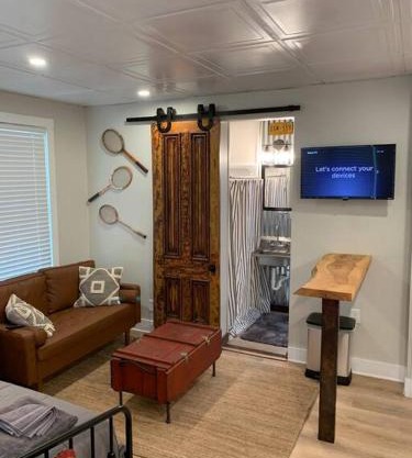 Refined Studio New Construction 1 Mile From Town