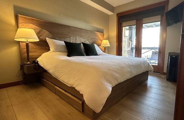 Refinished Palisades Condo!!! Stunning Views, Walk to lifts & ski school