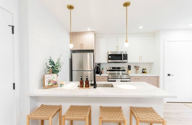 *Refresh | Central & Trendy | 5 min to downtown*