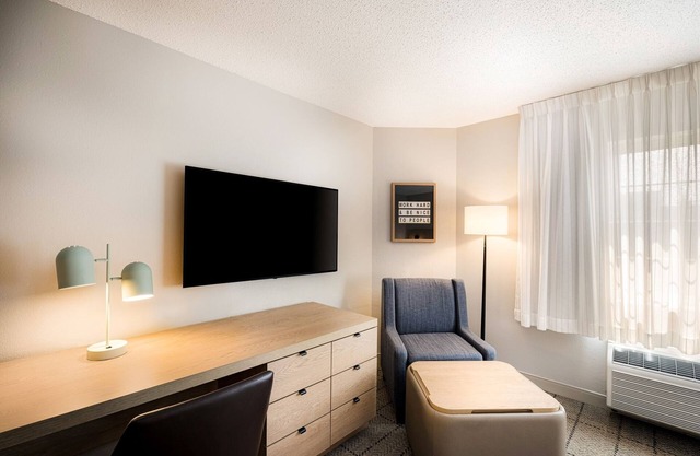 Refreshed, Relaxing & Always Iconic! Pet-Friendly Unit with Pool!