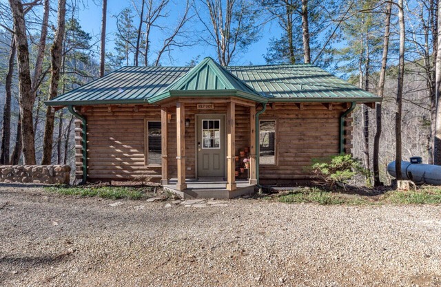 Refuge - Riverfront, Fire Pit, Fireplace & Grill!