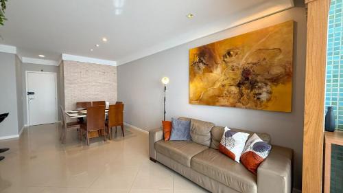 RefugioBacutia- Prédio FRENTE MAR Bacutia- 6 pessoas- 3 Quartos com AR sendo 1 suite - varanda- sala de estar e jantar Ampla -Piscina e Sauna no Prédio