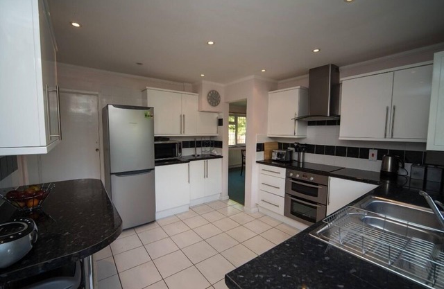 Atemberaubender, renovierter Chalet-Bungalow in Guildford (2 Minuten vom Stadtzentrum entfernt)