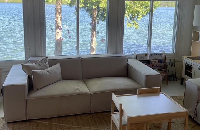 Refurbished cottage on Loughborough Lake w/deck featuring sunset views.