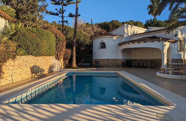Traditionelle Villa mit privatem Pool, hübschen Gärten und Blick auf die Hügel