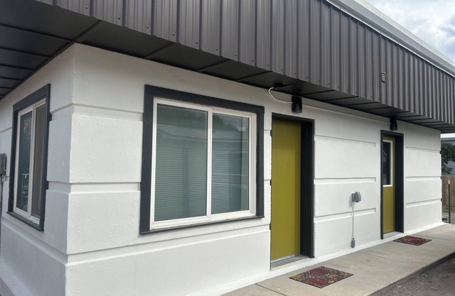 Refurbished Jail Charming 2-bedroom with AC, WiFi in beautiful Augusta, Montana