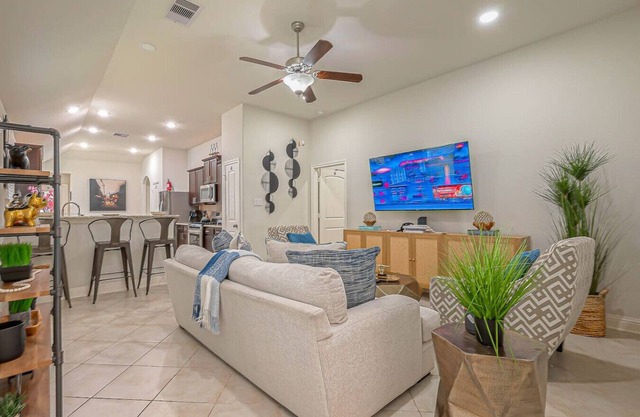 Houston/IAH Galore: Free Parking, 7 Beds, Sleeps 10, Wi-Fi & 10 Mins from IAH!