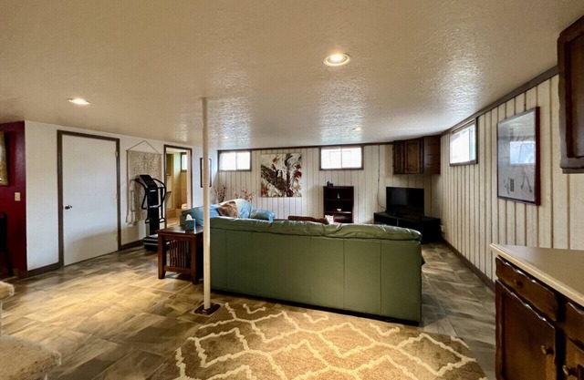 Regal Retreat, Tesla 7KW Charger Free! Anthony Lakes Partner!