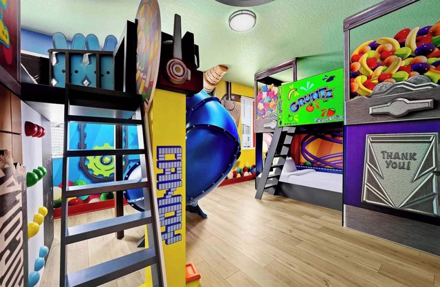 Regal Riviera | Fab NEW home w/chic decor, huge LR/DR, & PVT pool - on I-Drive