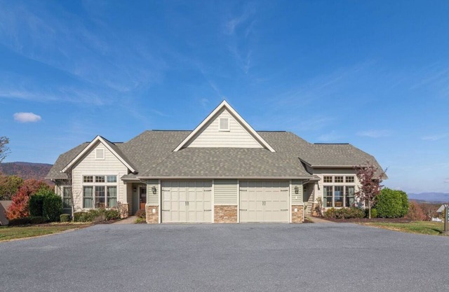 Regal Vistas Luxury Two Bedroom Townhome