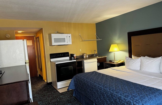 Regency Inn and Suites - Non Smoking Double Bed with Kitchen