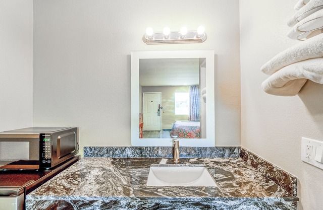 Regency Inn By OYO Rockdale TX