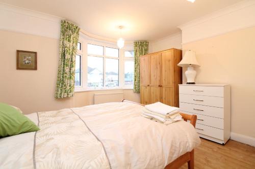 Regents park road master room
