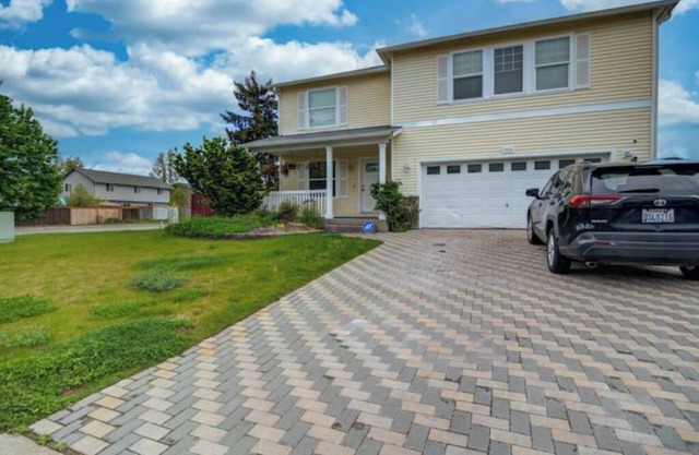 Rehoboth house 4 bedroom house, 2.5 bathrooms, kitchen, dining and living rooms