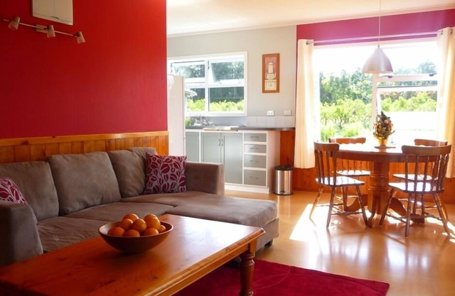 Entspannen Sie sich in einer Lodge MoonShine 2 Bedroom Cottage: Nutztiere, Pool, Bio-Obstgarten!