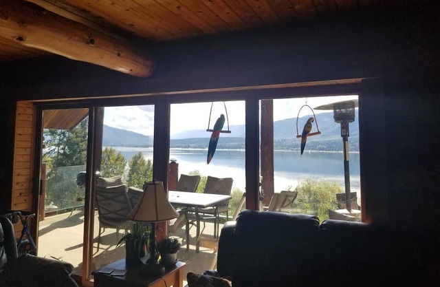 Relax and Enjoy a LOG HOME EXPERIENCE with Extraordinary lake and mountain views