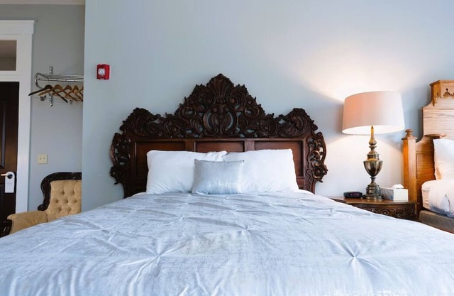 Relax and Recharge! Free Parking, Free Breakfast, Short Drive to Lake Katherine