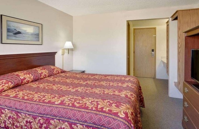 Relax and Recharge in Knights Inn Evanston! Free Parking, Pets Allowed
