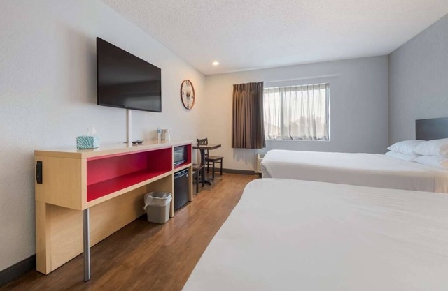 Relax and Recharge! Pet-friendly Property, Pool, Free Parking, Free Breakfast