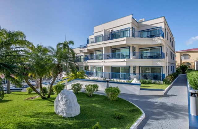 Relax and Recharge in St. Maarten! Swimming Pool, Full Kitchen, Free Parking!