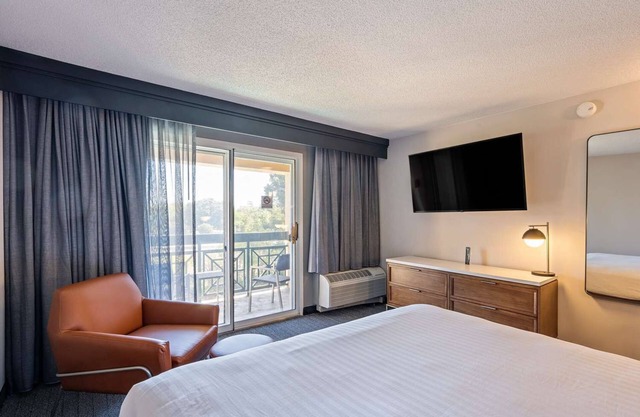 Relax and Recharge! TWO Classy Units, Swimming Pool, Free Parking, Pets Allowed!
