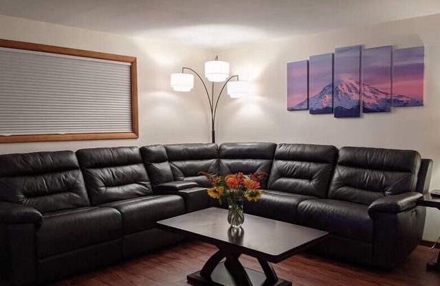 Relax and Rejuvenate- 3 bdrm. Memory King w/ Sauna