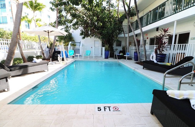 Relax and Unwind! 3 Comfortable Units with Pool Access, Full Kitchen! Near Beach