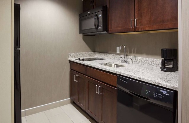Relax and Unwind! Fully Equipped Kitchen, Indoor Pool, Free Breakfast!