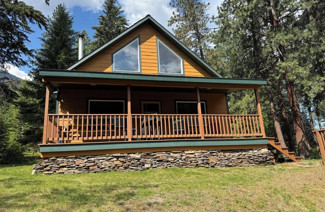 Entspannen Sie sich in einer Familienhütte am Clark Fork River