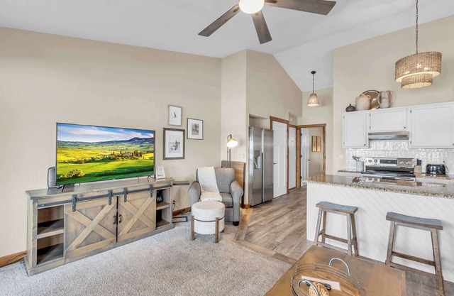 Relax and Unwind King Bed Condo+ Lake Views+ Pool