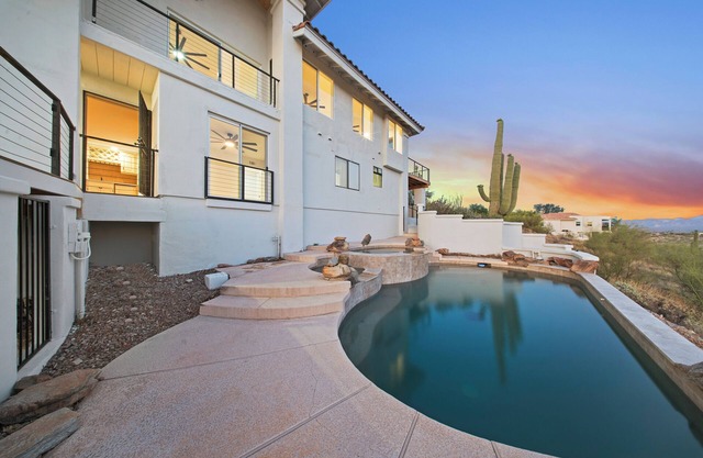Relax and unwind at this spacious Fountain Hills retreat with stunning views from the beautiful patio, perfect for families or groups. Enjoy peaceful mornings, scenic sunsets, and easy access to everything Fountain Hills has to offer.