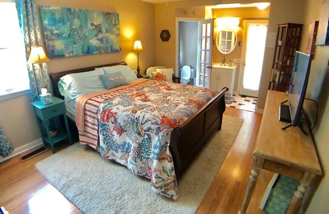 Relax at 19 Mermaid Room -Walk to Trolley, Parking, Located behind Gaskin Switch