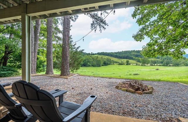 Relax at a beautiful country getaway with a Luxury King bed and WiFi