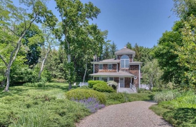 Relax at a private beach! Three bedrooms await you near Shelter Island beaches!